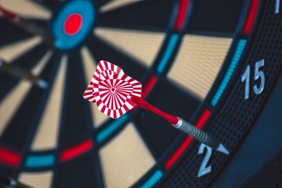 Soft-Dart trifft eine elektronische Dartscheibe