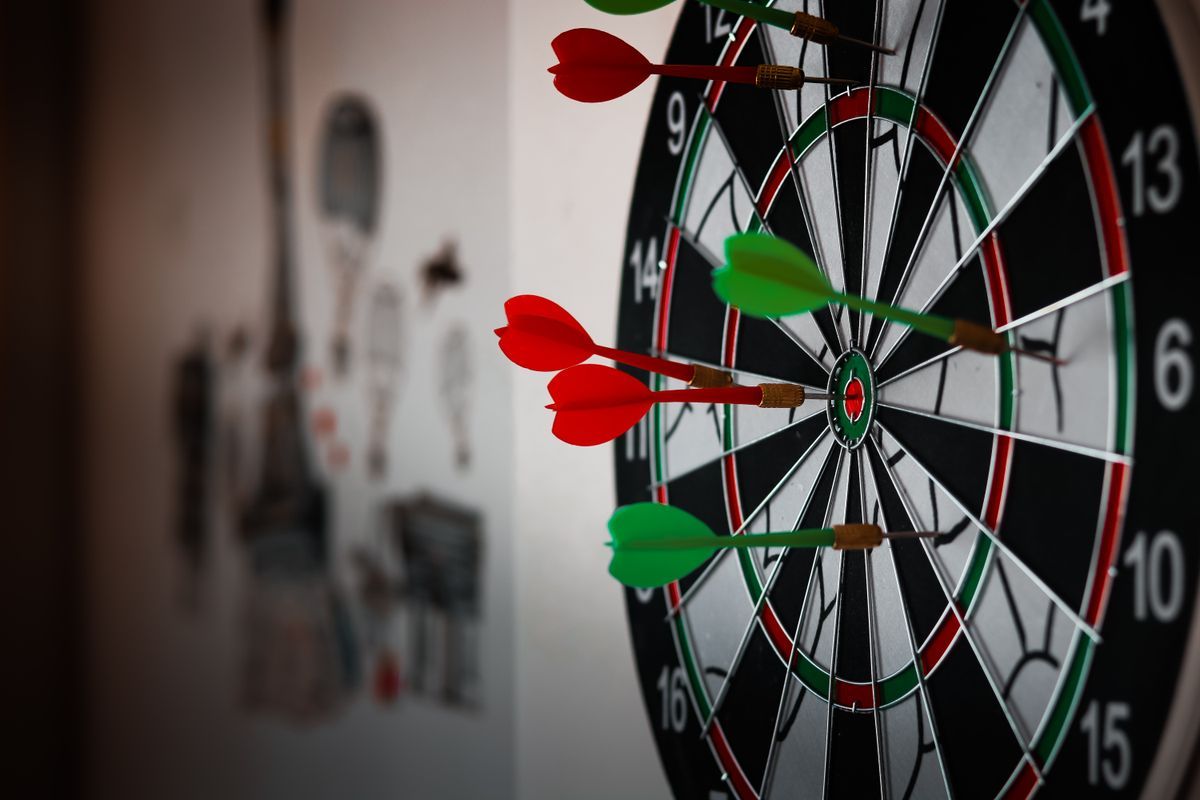 Steel-Darts stecken in einem Sisal-Dartboard
