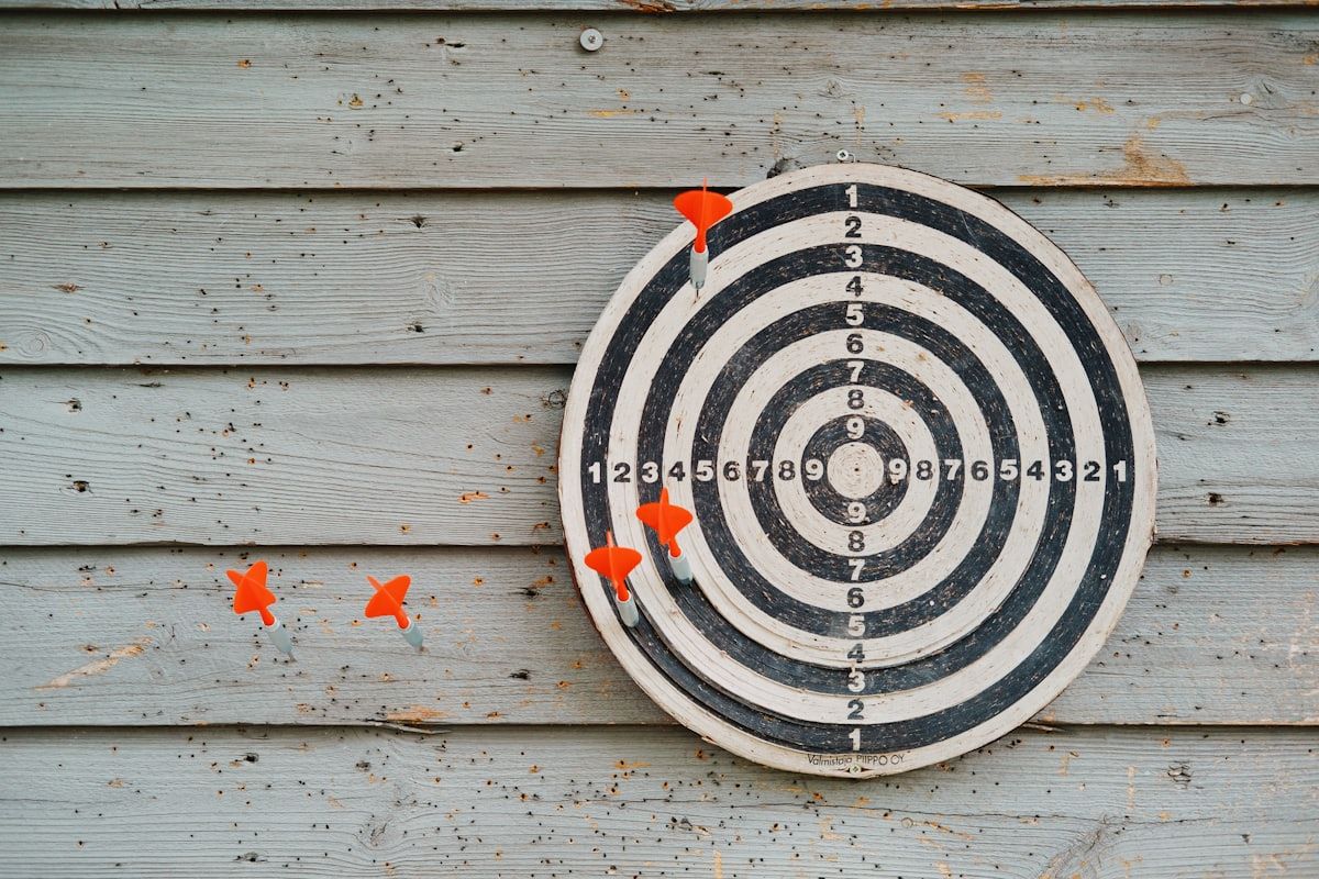 Steel-Dartpfeile im Makro im Bullseye