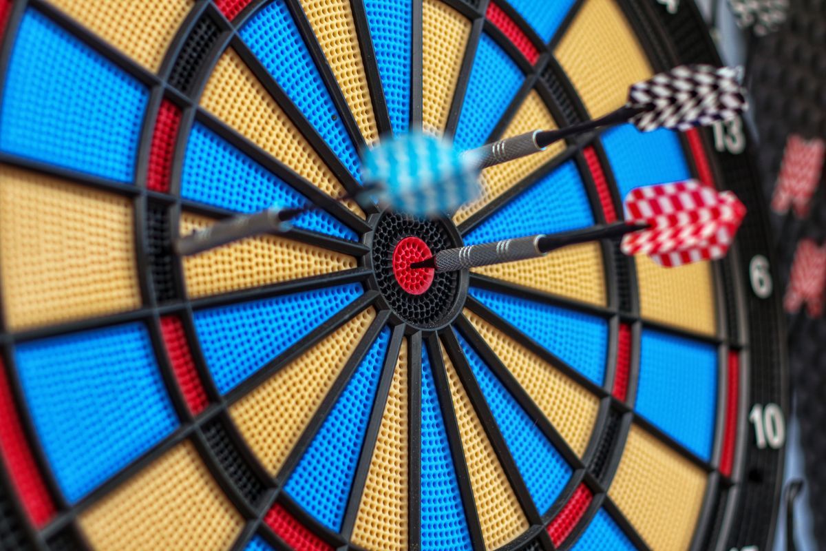 Bunte Dartpfeile im Bullseye
