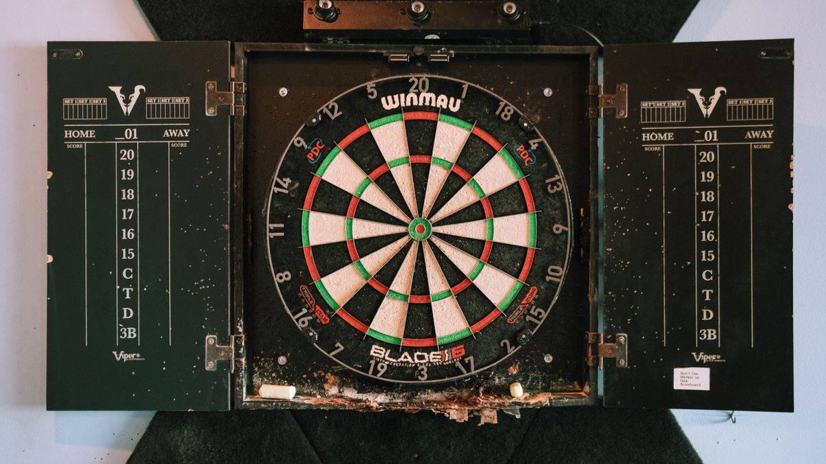 Dartscheibe mit Anschreibetafeln im Spielzimmer