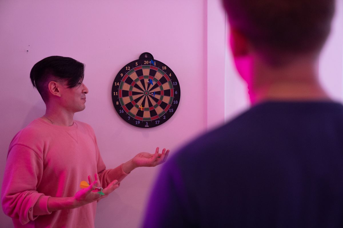 Dartscheibe in farbiger Beleuchtung