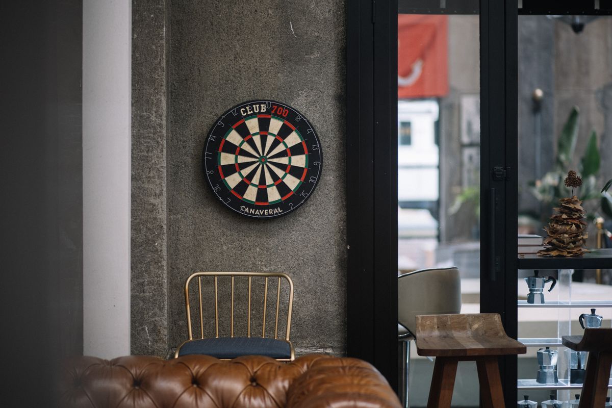 Dartscheibe in einer Lounge-Ecke