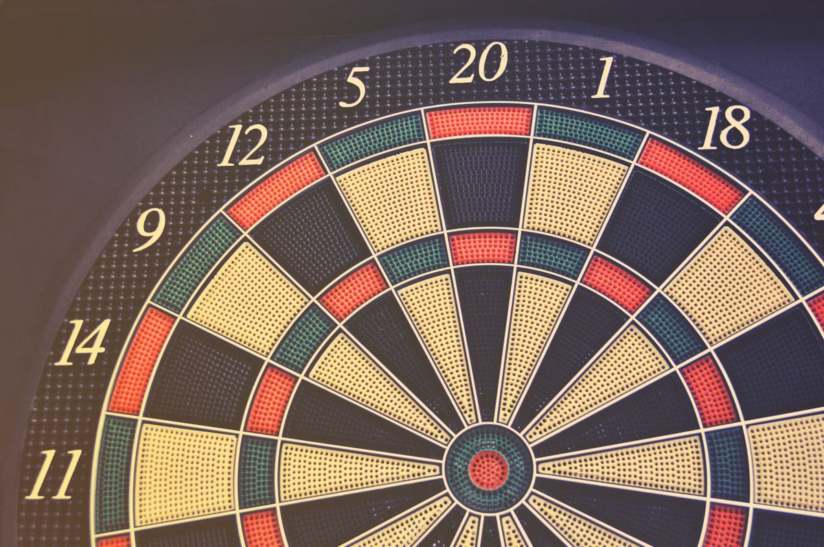 Klassische Dartscheibe mit Zahlenring und Segmenten in Nahaufnahme